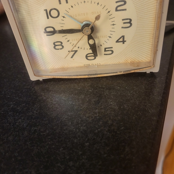 Vintage General Electric Bedside Alarm Clock - Picture 3 of 6